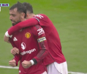 九游游戏中心-不容易！曼联3-2绝杀升班马，曼联众将激动庆祝&amp;amp;齐尔克泽抱阿莫林