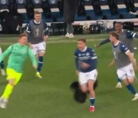 九游客户端-狂欢！德丙比勒菲尔德击败药厂晋级，球员庆祝时还被衣服绊倒